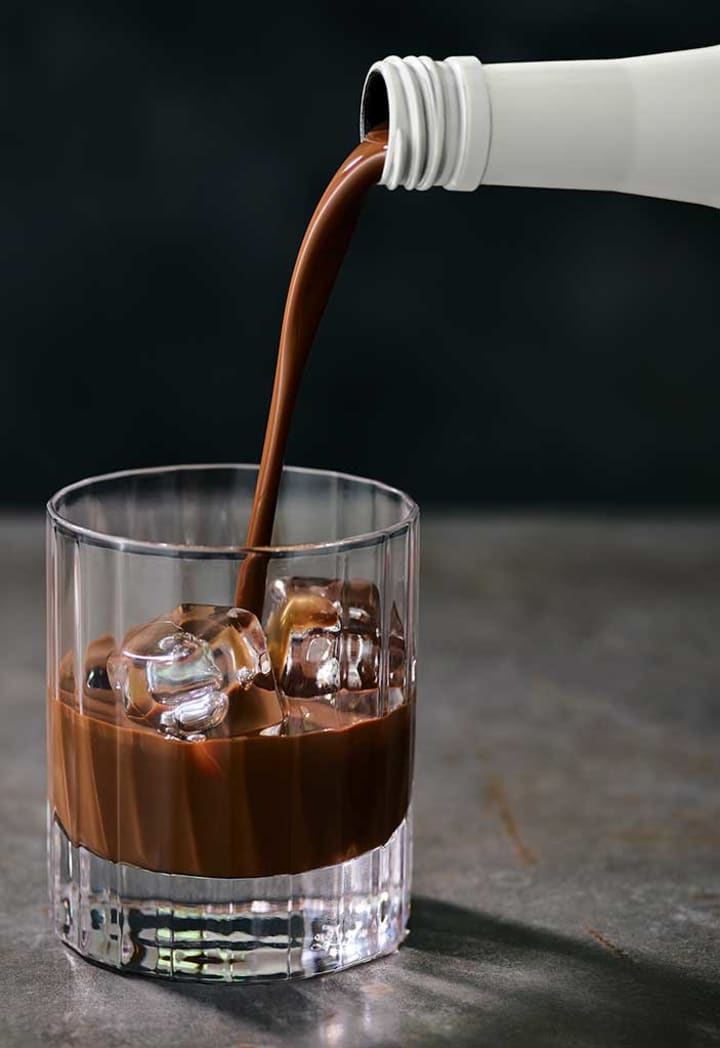 Chocolate-Cream-Liqueur-Pour