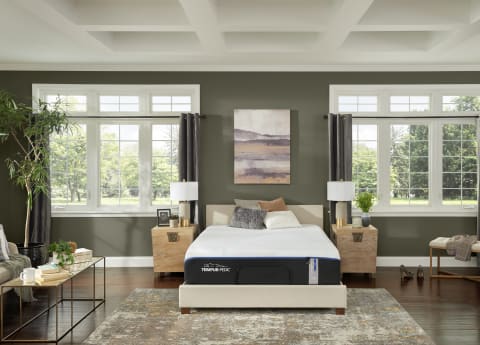 Tempur-Pedic_LuxeAdaptSoft_Queen_ErgoExtend_SleepTracker_Photography_StyledRoom_HeadOn_Sep2020_5x7_121120145221863155