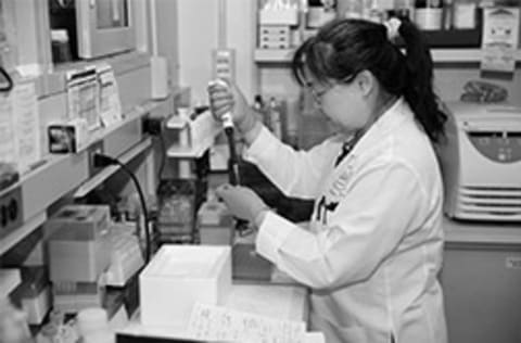 bcrf-woman-in-lab